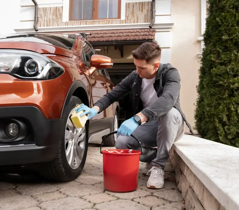 Lavage auto à domicile Saint-Bernard : professionnel intervenant sur un véhicule